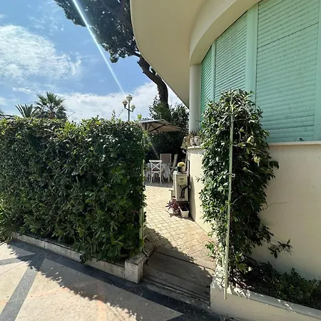 Garden House On The Promenade - Sea View Apartamento Niza